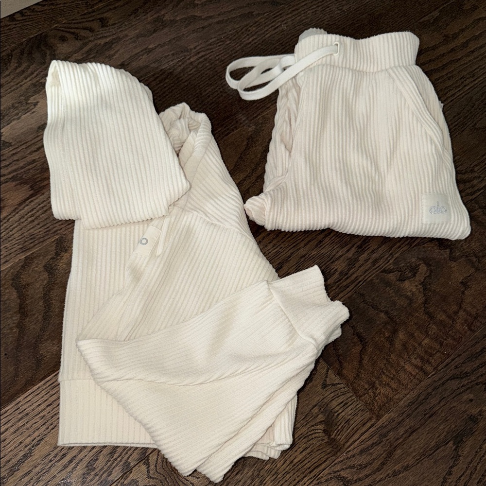 ALO Yoga Cream Ribbed Loungewear Set - Button Top & Drawstring Pants